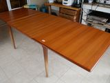 une table placée au milieu d'une cuisine