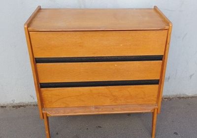 une photo d'une commode en bois posée sur un trottoir