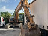 une grande pelleteuse chargée à l'arrière d'un camion