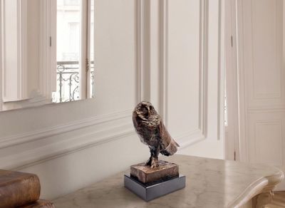 Art Moderne : Bronze à patine nuancée représentant une choue…