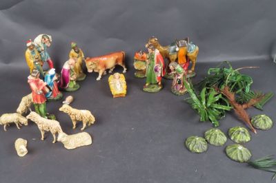 de nombreuses figurines posées sur une table