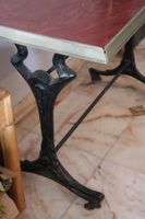 Charlionais et Panassier à Lyon Table bistrot avec un piètem… (photo 2)