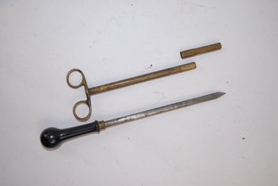 une paire de ciseaux et une autre paire de ciseaux posées sur une table