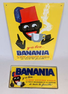 un panneau sur lequel est écrit « banane » et un autre sur lequel figure un homme tenant une tasse de café