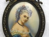 un gros plan sur la photo d'une femme en robe bleue