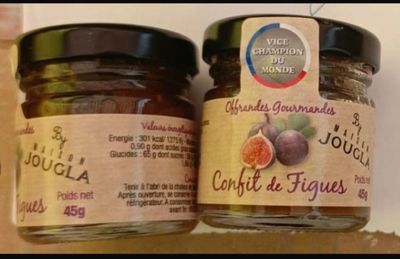 deux pots de confiture posés sur une étagère