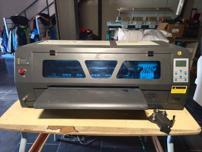 une machine posée sur une table