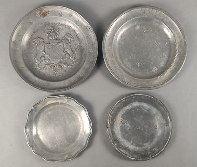 Un ensemble d'étains anciens, comprenant : Un grand plat à d…