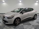 la voiture blanche est garée sur un carrelage à carreaux