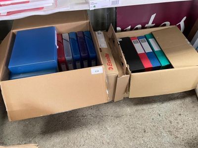 deux cartons de classeurs posés par terre l'un à côté de l'autre