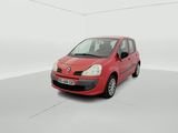La petite voiture rouge est garée dans une pièce blanche.