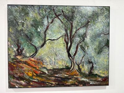 un tableau sur le mur d'une pièce avec un tableau sur le mur