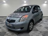 une photo d'une Toyota Yaris argentée garée dans un showroom