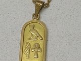 une image représentant un collier en or orné d'un hiéroglyphe égyptien