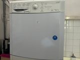 un lave-linge et un sèche-linge dans une petite pièce