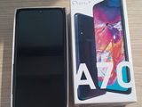 une boîte de Samsung A70 à côté d'une boîte de Samsung A70
