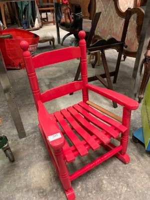 Fauteuil à bascule pour enfant en bois laqué rouge