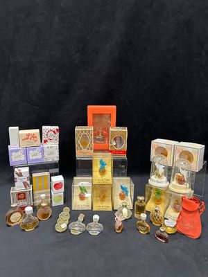un grand nombre d'objets différents posés sur une table