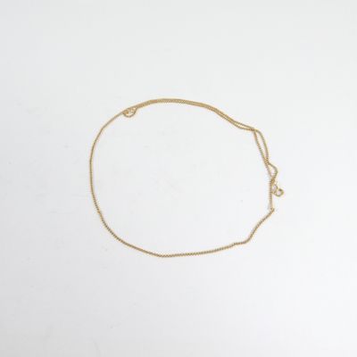 un bracelet à chaîne en or avec une breloque en forme de cœur sur fond blanc