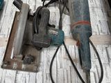 une photo d'une table sur laquelle sont posés tout un tas d'outils
