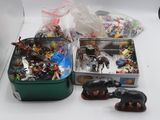 deux boîtes remplies de jouets posées sur une table