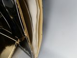 une personne qui tient un portefeuille contenant une photo