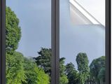 une photo montrant la vue sur un parc depuis une fenêtre