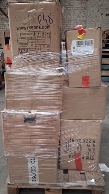 une pile de boîtes sur une palette dans un entrepôt