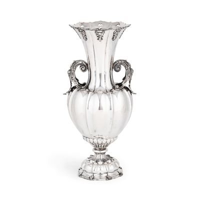 un vase en argent posé sur un socle