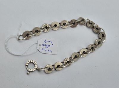 Gros plan sur un bracelet portant une étiquette
