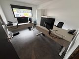 vue d'un bureau équipé de deux écrans d'ordinateur et d'un bureau