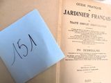 un livre sur lequel est posé un bout de papier