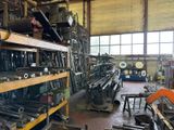 une grande pièce remplie d'une multitude d'outils