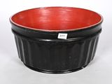 une image représentant un bol noir et rouge sur fond blanc