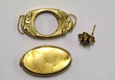 deux pièces d'or sont posées l'une à côté de l'autre sur une surface blanche