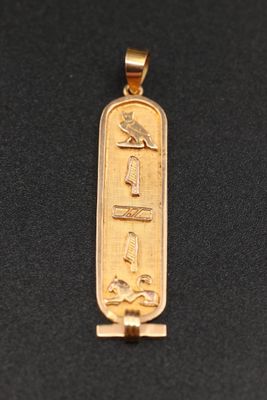un pendentif en or orné d'un hiéroglyphe égyptien