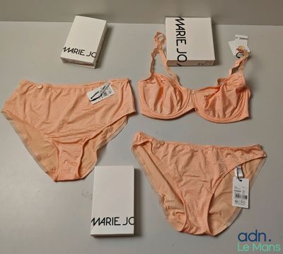 trois sous-vêtements posés sur une table, à côté d'une boîte