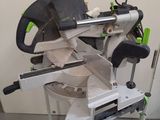 une machine posée sur un chariot dans une pièce