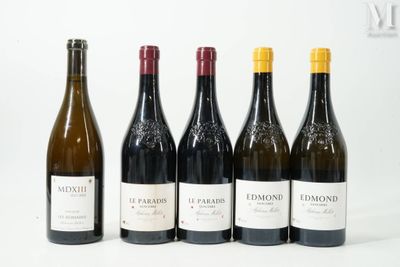 six bouteilles de vin sont alignées sur une table