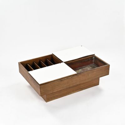 une boîte en bois avec un couvercle blanc et des tiroirs