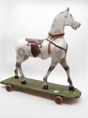 un cheval en peluche posé sur un skateboard