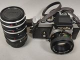 un appareil photo et un objectif posés sur une table