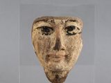 l'image d'un visage dans une vitrine