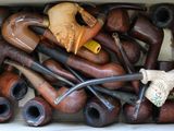 une boîte remplie de différents types de tuyaux et de canalisations