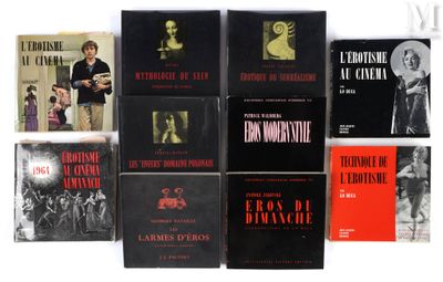 plusieurs livres sont empilés sur une surface blanche