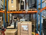 un grand entrepôt avec de nombreuses caisses sur les rayonnages
