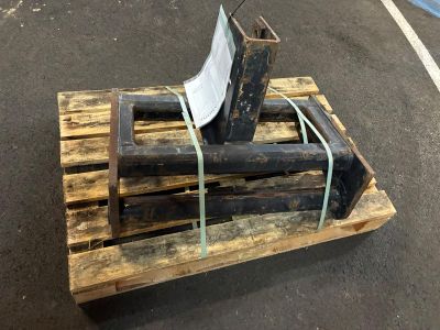 une palette en bois sur laquelle est posé un couteau