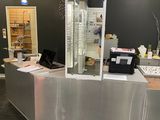 une photo d'une cuisine avec un plan de travail et un comptoir