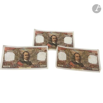 trois billets de banque empilés les uns sur les autres