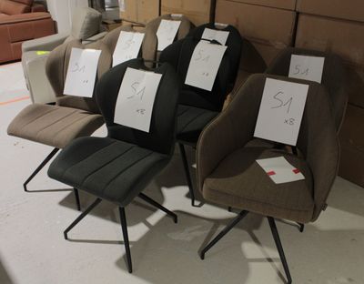 le nombre de chaises alignées dans une pièce